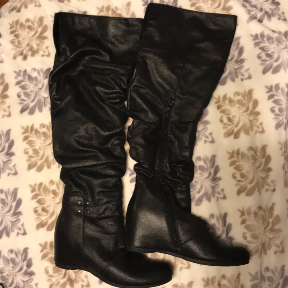 Bare traps boots